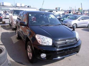 2004 Toyota RAV4 Photos