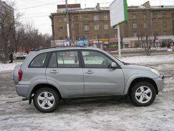 2004 Toyota RAV4 Photos