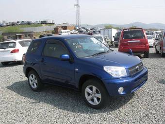 2004 Toyota RAV4 Photos