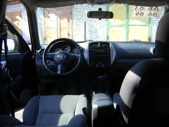 2004 Toyota RAV4 Photos