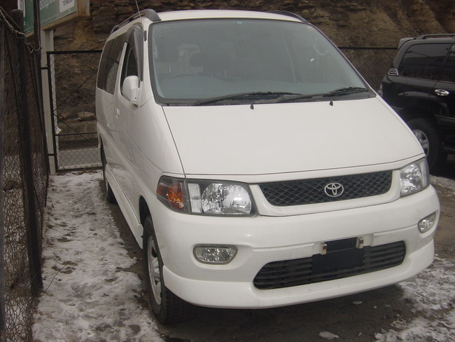 1998 Toyota Regius Photos