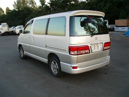 2000 Toyota Regius Pictures