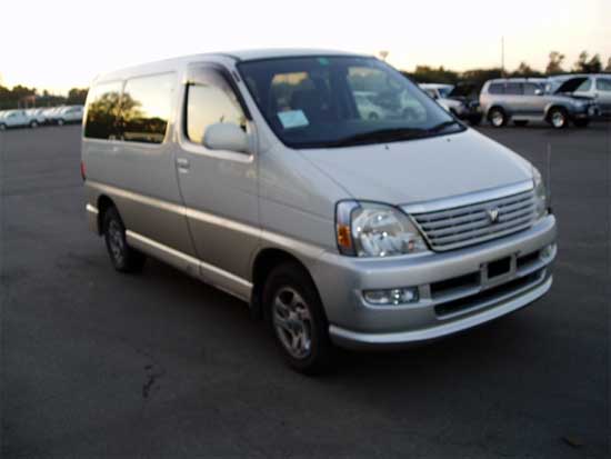 2000 Toyota Regius Photos