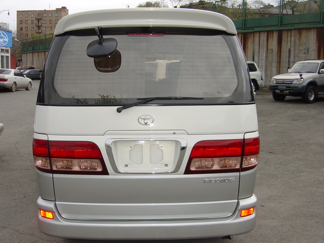 2001 Toyota Regius Photos