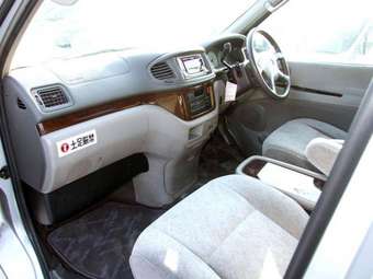2001 Toyota Regius Pictures