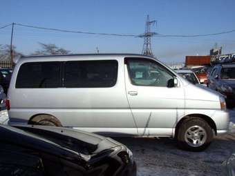2001 Toyota Regius Photos