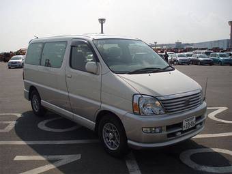 2002 Toyota Regius Pictures