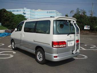 2002 Toyota Regius Photos