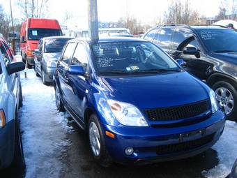 2003 Toyota Scion Pictures