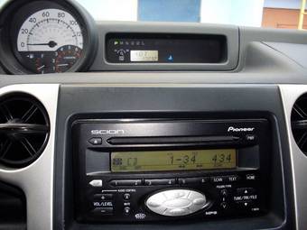 2004 Toyota Scion Pictures