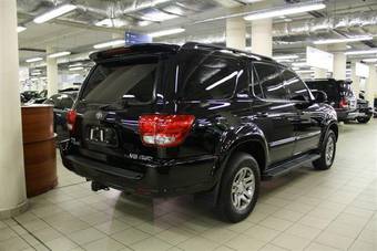 2004 Toyota Sequoia Pictures