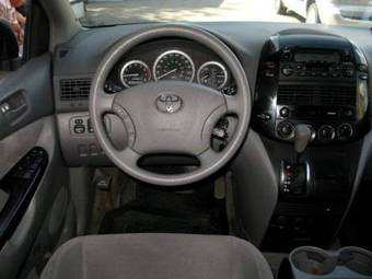 2004 Toyota Sienna Pictures