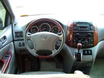 2004 Toyota Sienna Photos