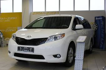 2010 Toyota Sienna Pictures