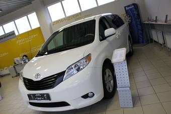 2010 Toyota Sienna Photos