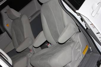 2010 Toyota Sienna Photos