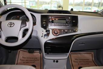 2010 Toyota Sienna Photos