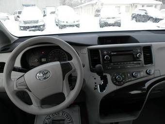 2012 Toyota Sienna Pictures