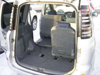 2003 Toyota Sienta Pictures