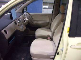 2003 Toyota Sienta Pictures