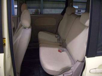 2003 Toyota Sienta Photos
