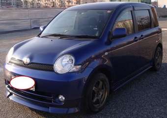 2003 Toyota Sienta Photos