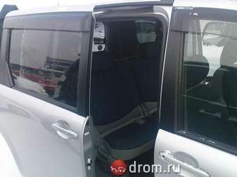 2003 Toyota Sienta Photos