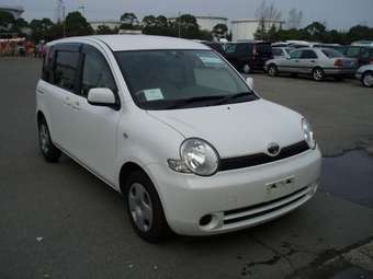 2003 Toyota Sienta Pictures