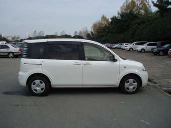2003 Toyota Sienta Pics
