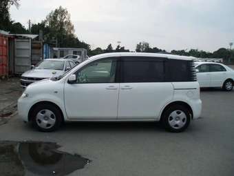 2003 Toyota Sienta Photos