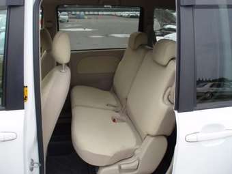 2003 Toyota Sienta Photos
