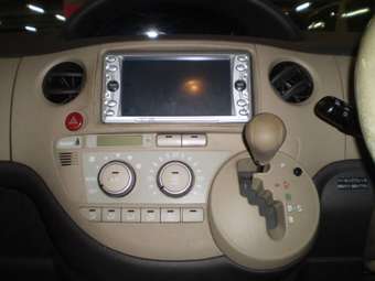 2003 Toyota Sienta Photos