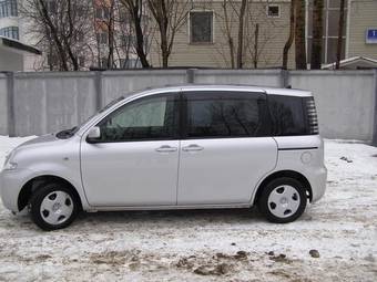 2003 Toyota Sienta Photos
