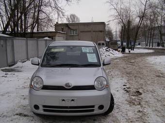 2003 Toyota Sienta Photos