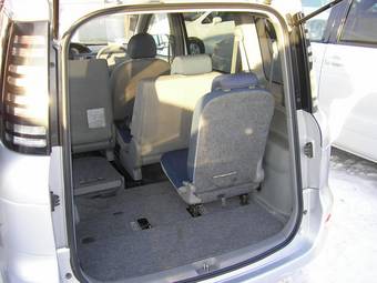 2003 Toyota Sienta Photos