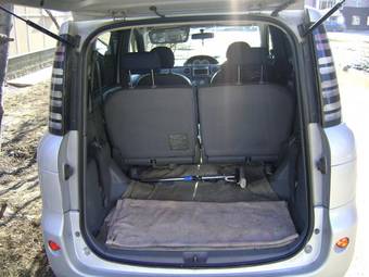 2003 Toyota Sienta Photos