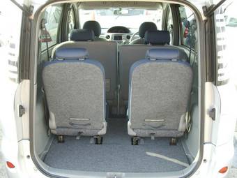 2003 Toyota Sienta Photos