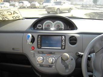 2003 Toyota Sienta Photos