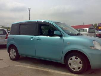 2003 Toyota Sienta Pictures