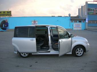 2003 Toyota Sienta Photos