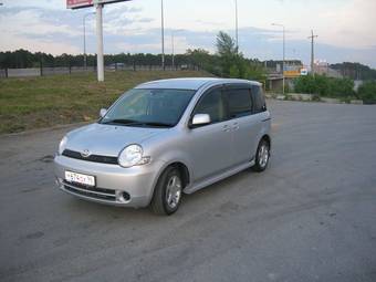 2003 Toyota Sienta Pictures