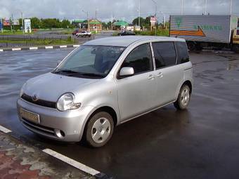 2003 Toyota Sienta Photos