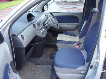 2003 Toyota Sienta Pictures