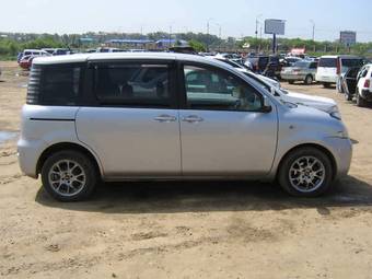2003 Toyota Sienta Photos