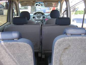 2003 Toyota Sienta Photos