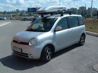 2003 Toyota Sienta Photos
