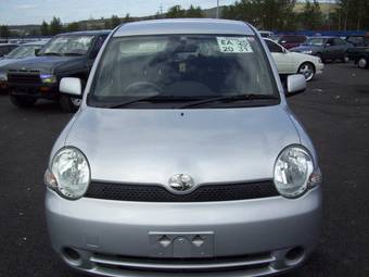 2003 Toyota Sienta Photos