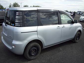 2003 Toyota Sienta Photos