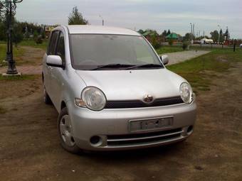 2003 Toyota Sienta Photos