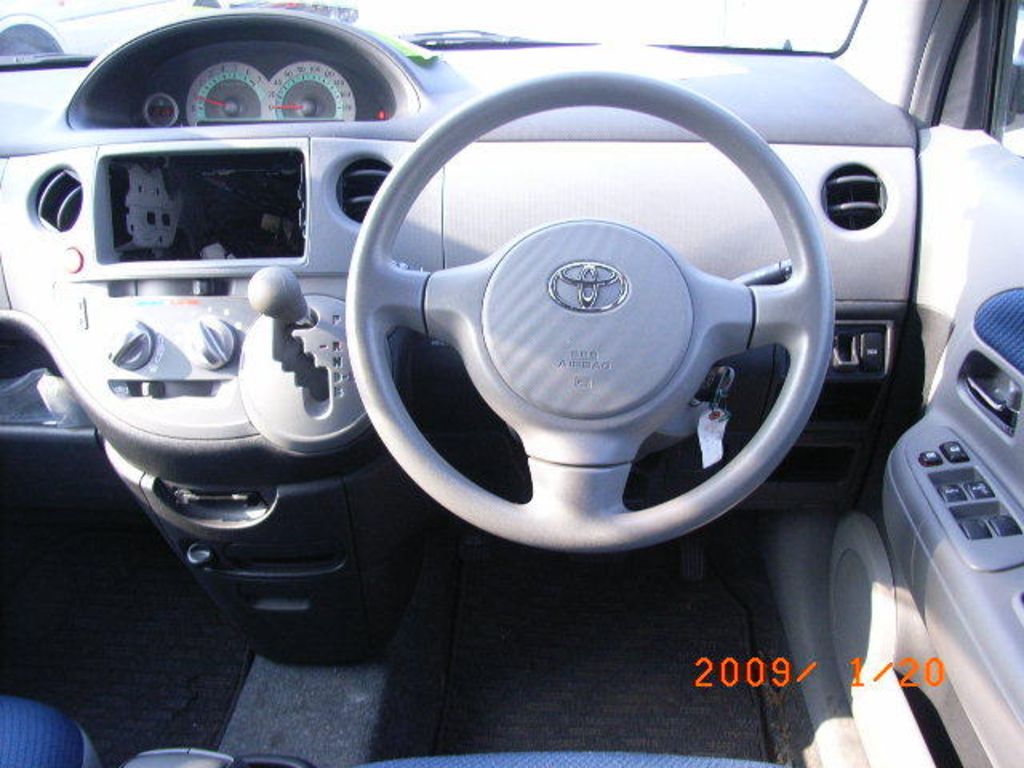 2004 Toyota Sienta